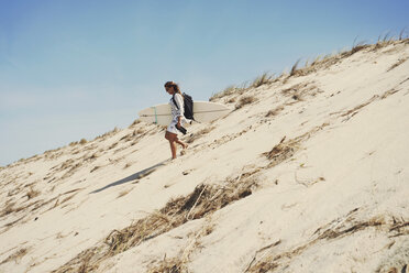 Frau mit Surfbrett am Strand, Lacanau, Frankreich - CUF36506