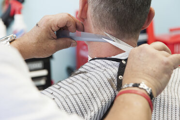 Friseur schneidet einem Mann die Haare - CUF36539