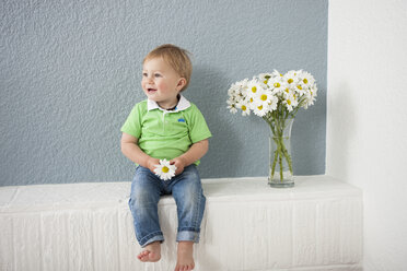 Baby boy playing with flowers - CUF36543