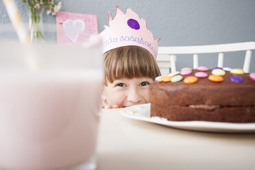 Mädchen versteckt sich hinter Kuchen - CUF36545