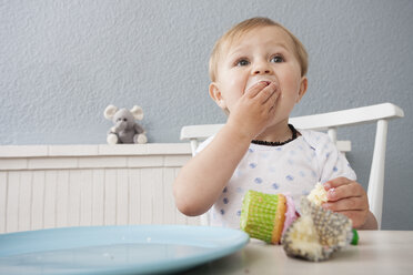 Kleiner Junge isst Törtchen - CUF36548