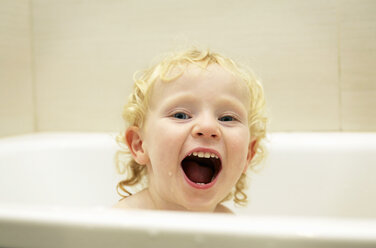 Boy playing in bath - CUF36580