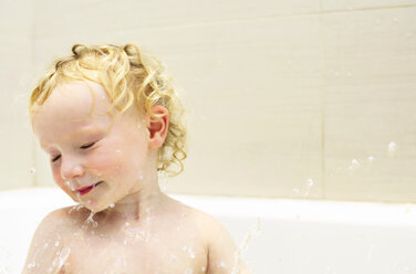 Boy playing in bath - CUF36581