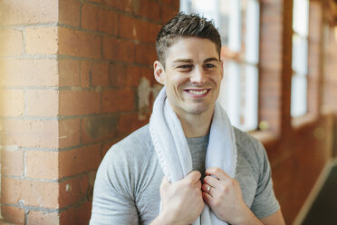 Man in gym with towel around neck - CUF36588