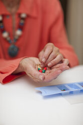 Nahaufnahme einer älteren Frau mit Medikamenten aus einer Pillendose - CUF36592