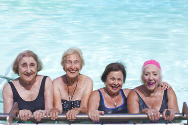 Porträt von vier älteren Frauen im Schwimmbad - CUF36594