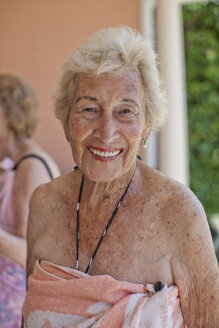 Porträt einer älteren Frau in ein Handtuch gewickelt - CUF36596