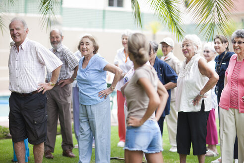 Große Gruppe von Senioren beim Sport im Garten einer Seniorenvilla - CUF36607