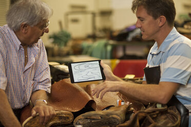 Schuster und Lehrling mit digitalem Tablet - CUF36628