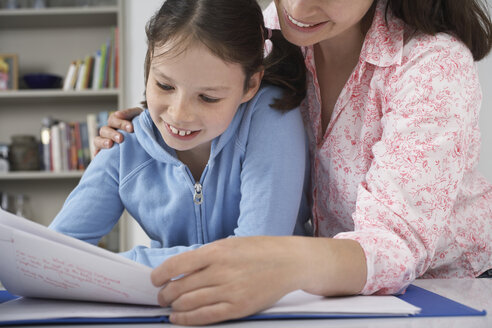 Mutter hilft ihrer kleinen Tochter bei den Hausaufgaben - CUF36650