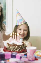 Porträt eines jungen Mädchens, das seine Geburtstagsfeier genießt - CUF36654