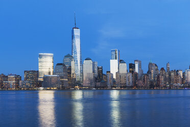 View of river and New York skyline at dusk - ISF14425