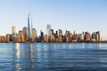 Fluss und Skyline von Manhattan, New York, USA - ISF14428