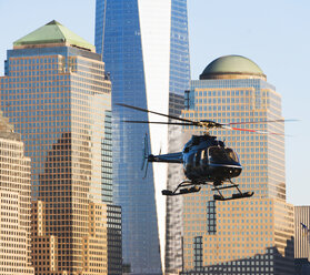 Nahaufnahme eines Hubschraubers und eines Bürogebäudes, New York, USA - ISF14429