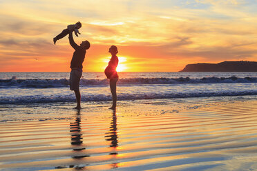 Familie mit Kleinkind spielt am Strand, San Diego, Kalifornien, USA - ISF14434