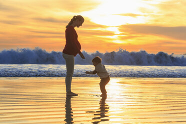 Mutter und Kleinkind spielen am Strand bei Sonnenuntergang, San Diego, Kalifornien, USA - ISF14435