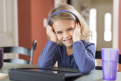 Porträt eines niedlichen jungen Mädchens mit digitalem Tablet - ISF14461