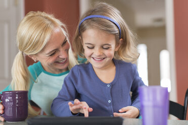 Mutter und kleine Tochter mit digitalem Tablet - ISF14462