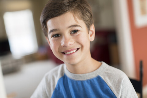 Porträt eines lächelnden Jungen zu Hause, lizenzfreies Stockfoto