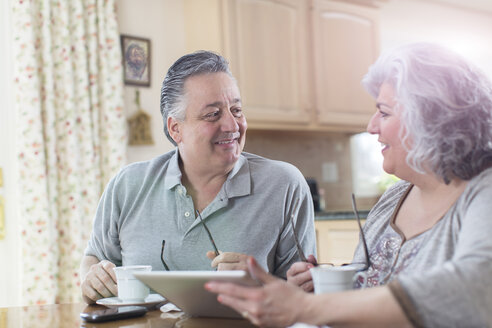 Älteres erwachsenes Paar beim Frühstück zu Hause - ISF14479