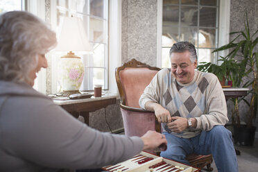 Reifes Paar spielt zu Hause Backgammon - ISF14497