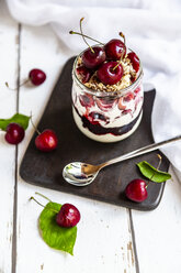 Glas Naturjoghurt mit Kirschen, Kirschmarmelade und Müsli - SARF03818