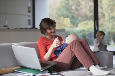 Mutter, kleiner Junge und Kleinkind im Wohnzimmer - CUF36693