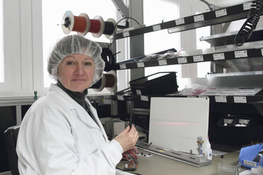 Wissenschaftlerin beim Testen von Lasern im Labor - CUF36704