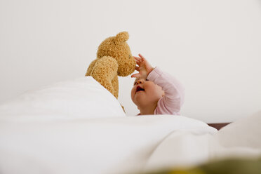 Baby Mädchen spielt mit Teddybär - CUF36746