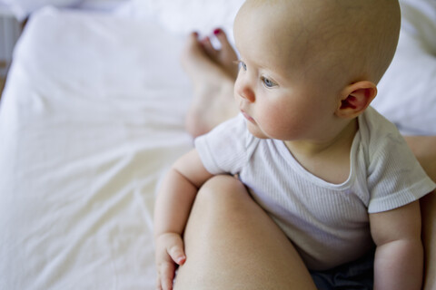 Kleines Mädchen auf dem Schoß der Mutter, lizenzfreies Stockfoto