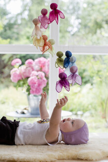 Baby Mädchen spielt mit Handy - CUF36762