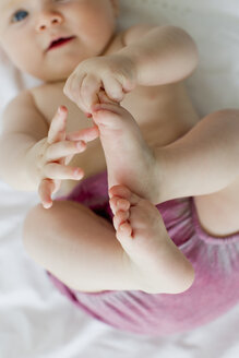 Baby Mädchen spielt mit Füßen - CUF36770