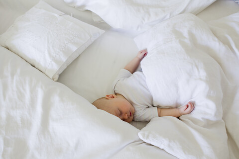 Kleines Mädchen schläft im Bett, lizenzfreies Stockfoto