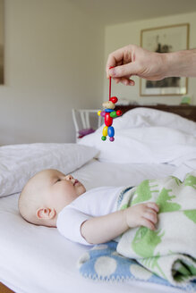 Vater hält Holzspielzeug für Baby Tochter - CUF36786