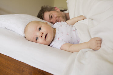 Father and baby daughter on bed - CUF36789