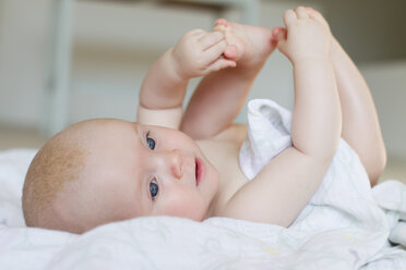 Baby Mädchen auf dem Rücken liegend - CUF36793