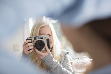 Teenagerin fotografiert Freund mit Kamera - CUF36797