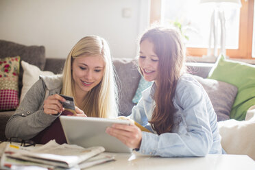 Teenager-Mädchen nutzen Tablet zum Online-Shopping - CUF36833