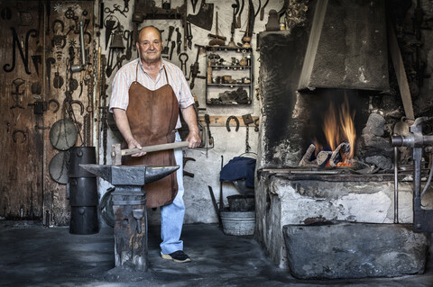 Porträt eines älteren männlichen Schmieds in einer traditionellen Werkstatt, Cagliari, Sardinien, Italien, lizenzfreies Stockfoto