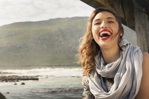 Junge Frau lachend auf dem Küstenpier, Kapstadt, Westkap, Südafrika, lizenzfreies Stockfoto