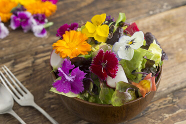 Schale mit Salat und essbaren Blumen - SKCF00522