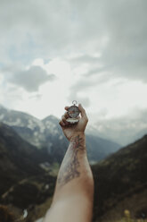 Andorra, tätowierter Mann mit Kompass, Teilansicht - OCAF00333