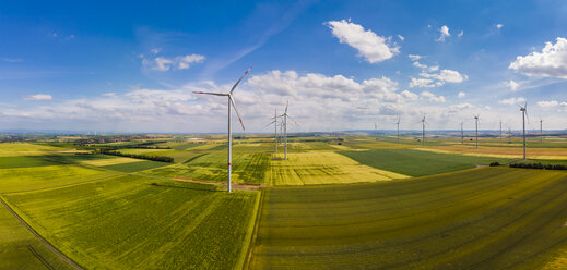 Deutschland, Rheinland-Pfalz, Alzey, Windpark und Felder - AMF05793