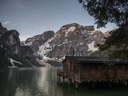 taly, Südtirol, Dolomiten, Pragser Wildsee, Naturpark Fanes-Sennes-Prags im Morgenlicht - MADF01401