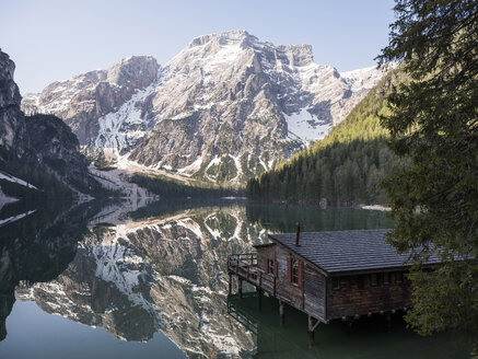 taly, Südtirol, Dolomiten, Pragser Wildsee, Naturpark Fanes-Sennes-Prags im Morgenlicht - MADF01402