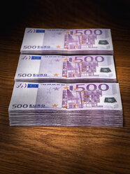 Drei Stapel von 500-Euro-Scheinen auf dem Schreibtisch - CUF36972