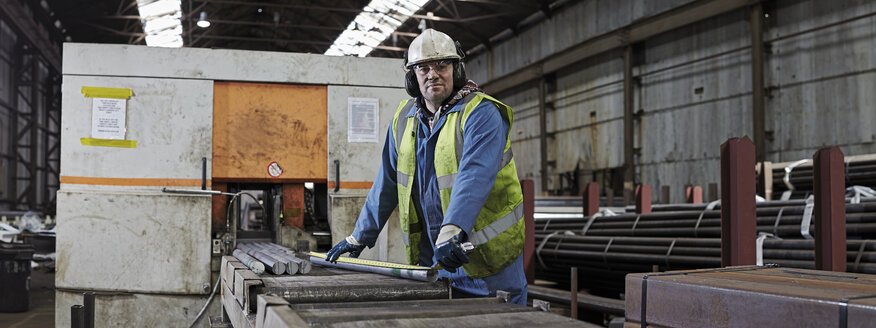 Portrait of a steelworker in his working environment - CUF36990