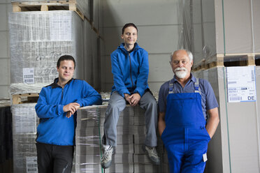 Portrait of team of factory workers - CUF37002