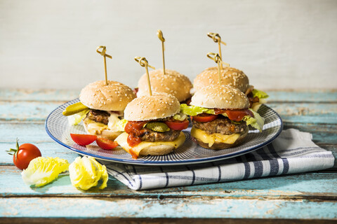 Mini-Burger auf Teller, lizenzfreies Stockfoto