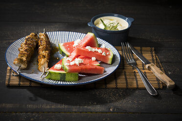 Souvlaki, gegrillte Spieße mit Schweinefleisch, Wassermelone, Feta und Knoblauchcreme - MAEF12666